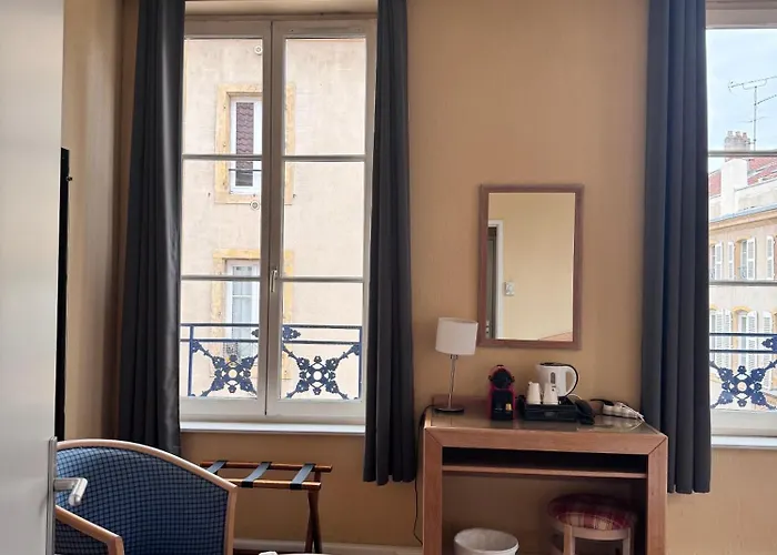 מלון Du Theatre Centre Historique - Parking Souterrain Public Gratuit 3*